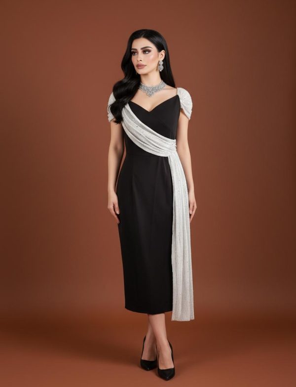 Robe Fourreau Héritage – Écharpe de Cristaux et Épaules Perles