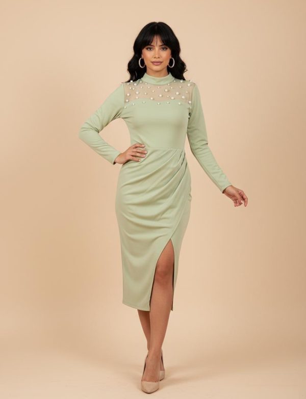 Robe de femme fendue, faite main, ornée de perles et plissée