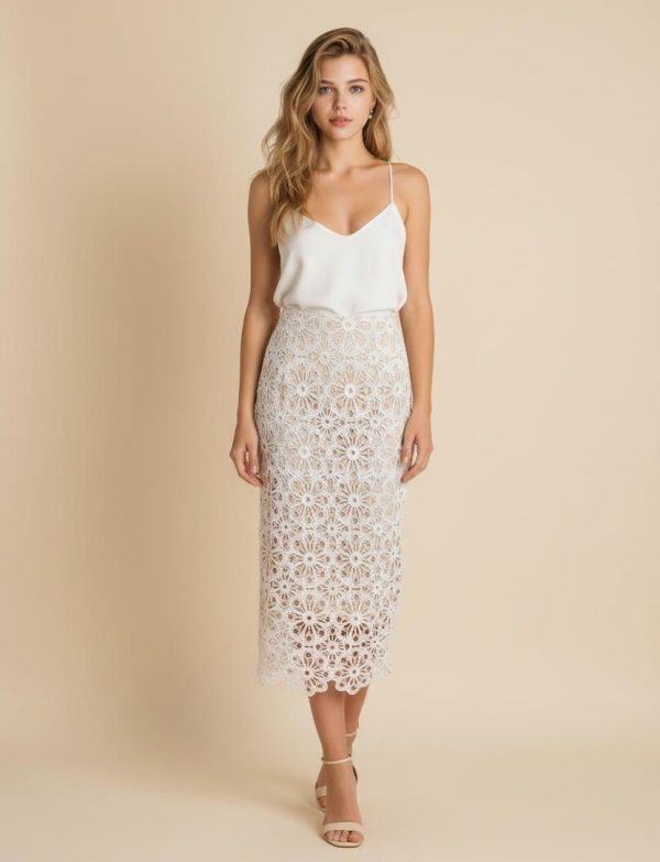 Jupe blanche en dentelle d'automne élégante et charmante pour…