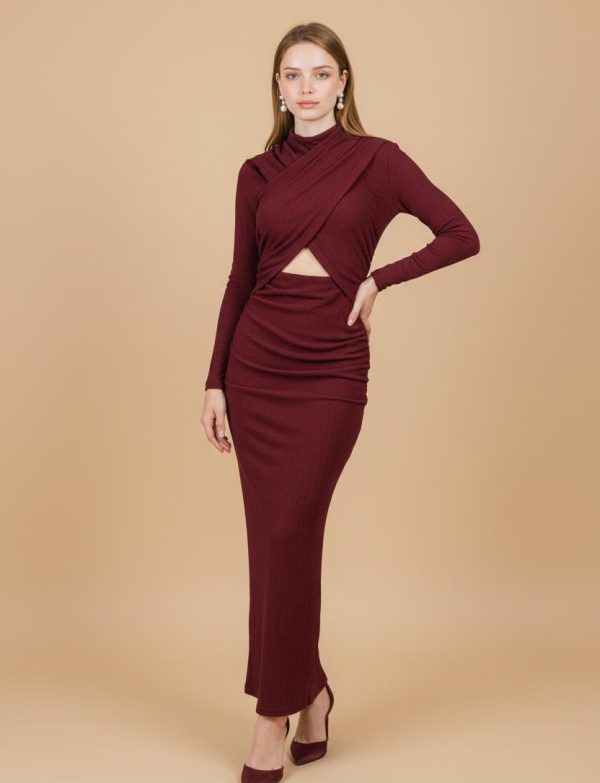 Robe élégante de couleur unie ajustée avec découpe ajourée…