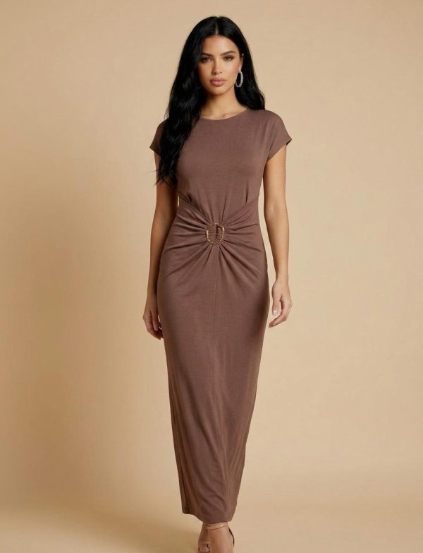 Robe élégante ajustée avec décoration métallique plissée de couleur unie pour…
